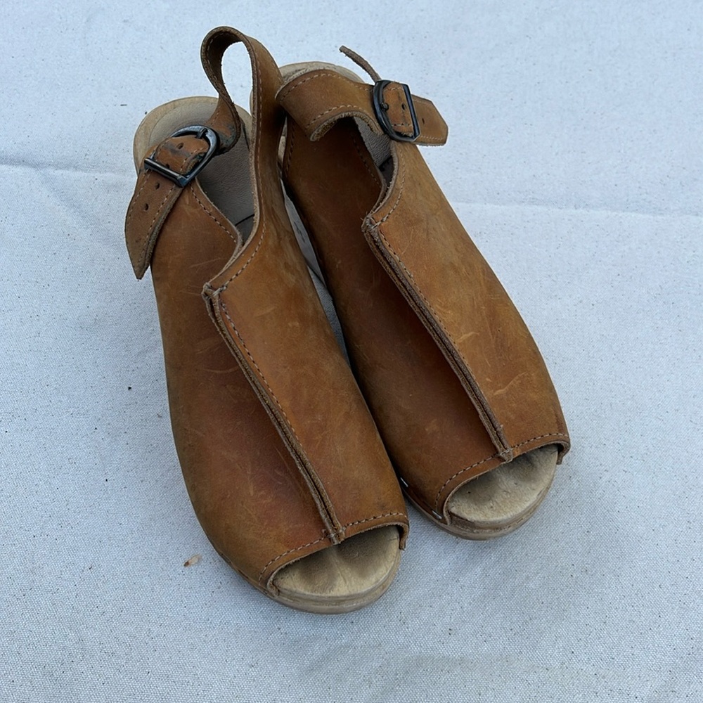 No. 6 clogs sling back